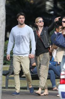 Emily VanCamp feet photo thumbnail
