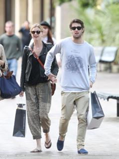 Emily VanCamp feet photo thumbnail