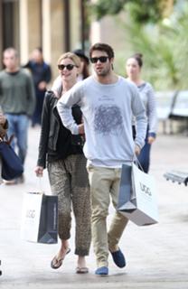 Emily VanCamp feet photo thumbnail