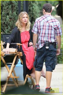 Emily VanCamp feet photo thumbnail