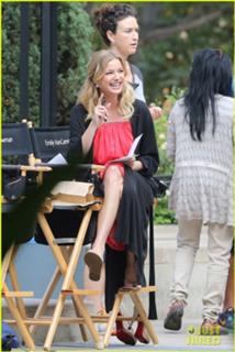 Emily VanCamp feet photo thumbnail