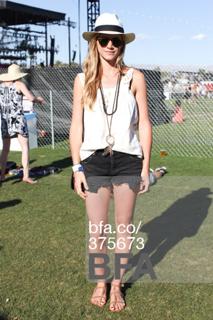 Emily Wickersham feet photo thumbnail