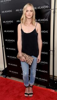 Emily Wickersham feet photo thumbnail