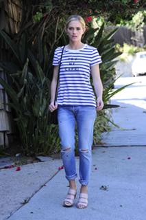 Emily Wickersham feet photo thumbnail
