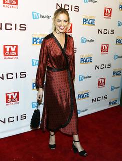 Emily Wickersham feet photo thumbnail