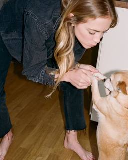 Emily Wickersham feet photo thumbnail