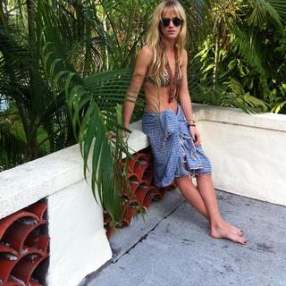 Emily Wickersham feet photo thumbnail