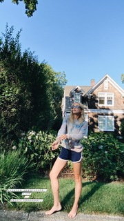 Emily Wickersham feet photo thumbnail