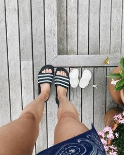 Emily Wickersham feet photo thumbnail