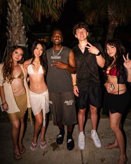 Emily Xuechun Zhang feet photo thumbnail