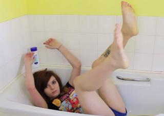 Emma Blackery feet photo thumbnail