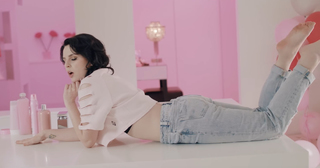 Emma Blackery feet photo thumbnail