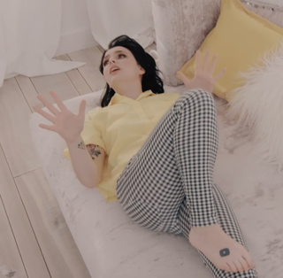 Emma Blackery feet photo thumbnail