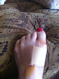 Emma Caulfield Ford feet photo thumbnail