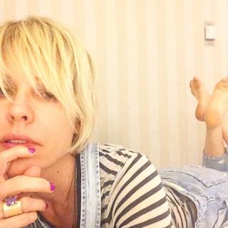 Emma Caulfield Ford feet photo thumbnail