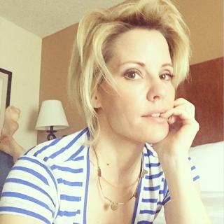 Emma Caulfield Ford feet photo thumbnail