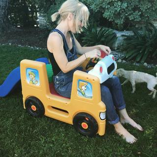 Emma Caulfield Ford feet photo thumbnail