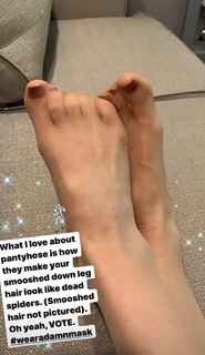 Emma Caulfield Ford feet photo thumbnail