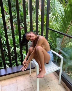 Emma Chamberlain feet photo thumbnail