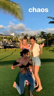 Emma Chamberlain feet photo thumbnail