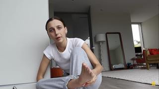 Emma Chamberlain feet photo thumbnail