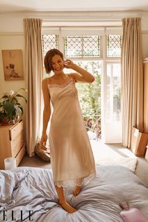 Emma Corrin feet photo thumbnail