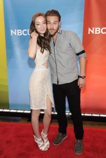 Emma Dumont feet photo thumbnail