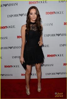 Emma Dumont feet photo thumbnail