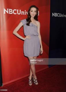 Emma Dumont feet photo thumbnail