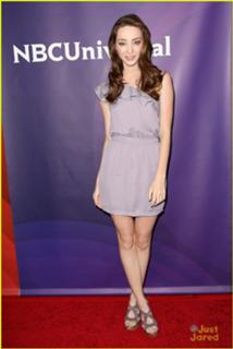 Emma Dumont feet photo thumbnail