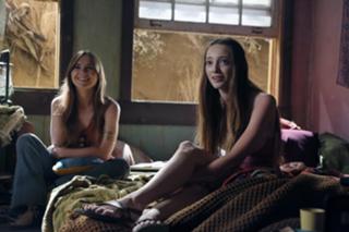 Emma Dumont feet photo thumbnail