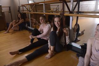 Emma Dumont feet photo thumbnail