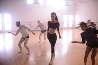 Emma Dumont feet photo thumbnail