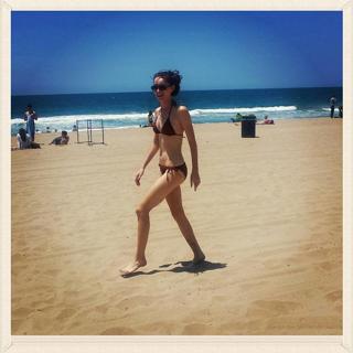 Emma Dumont feet photo thumbnail