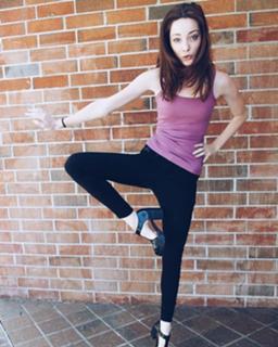 Emma Dumont feet photo thumbnail