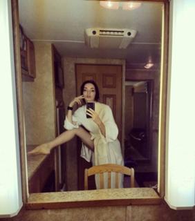 Emma Dumont feet photo thumbnail