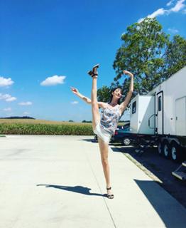 Emma Dumont feet photo thumbnail