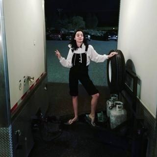 Emma Dumont feet photo thumbnail