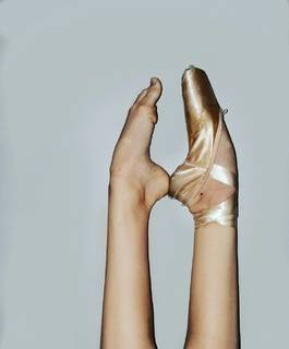 Emma Dumont feet photo thumbnail