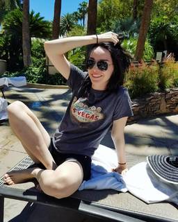 Emma Dumont feet photo thumbnail