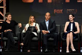 Emma Dumont feet photo thumbnail