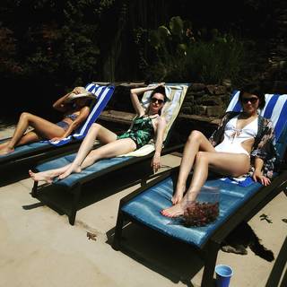 Emma Dumont feet photo thumbnail