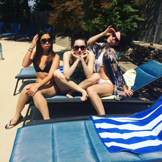 Emma Dumont feet photo thumbnail