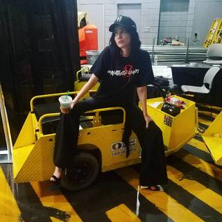 Emma Dumont feet photo thumbnail