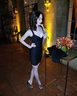 Emma Dumont feet photo thumbnail