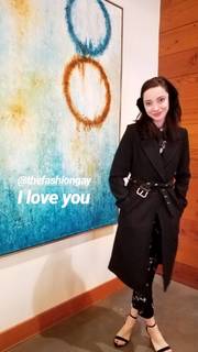 Emma Dumont feet photo thumbnail