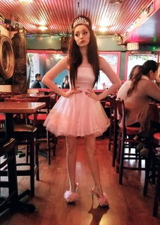 Emma Dumont feet photo thumbnail