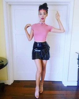 Emma Dumont feet photo thumbnail