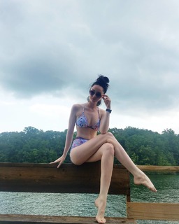 Emma Dumont feet photo thumbnail