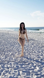 Emma Dumont feet photo thumbnail